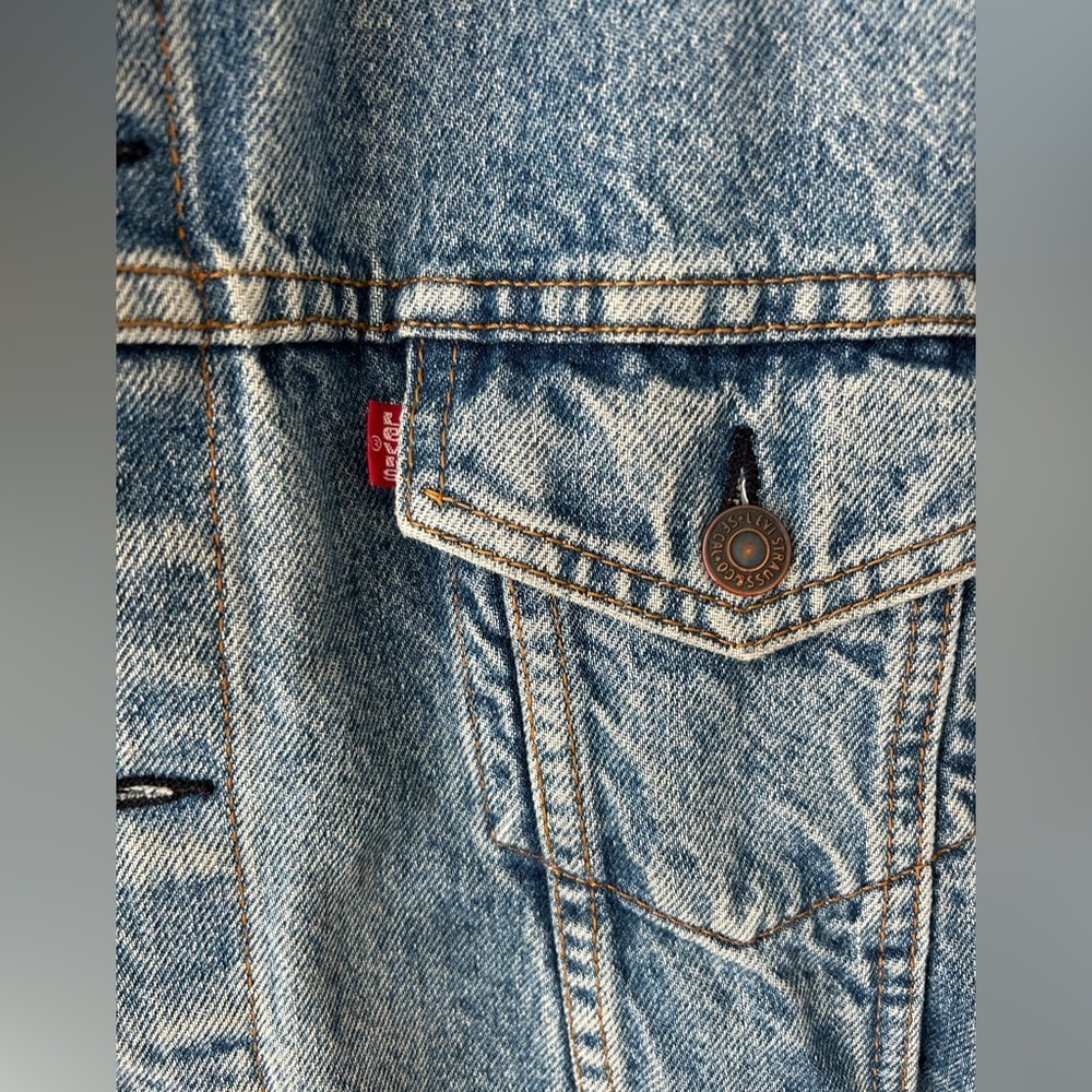 Levi’s Vintage Denim Trucker Jacket Light Wash Distressed Cropped Oversized - Picture 4 of 12